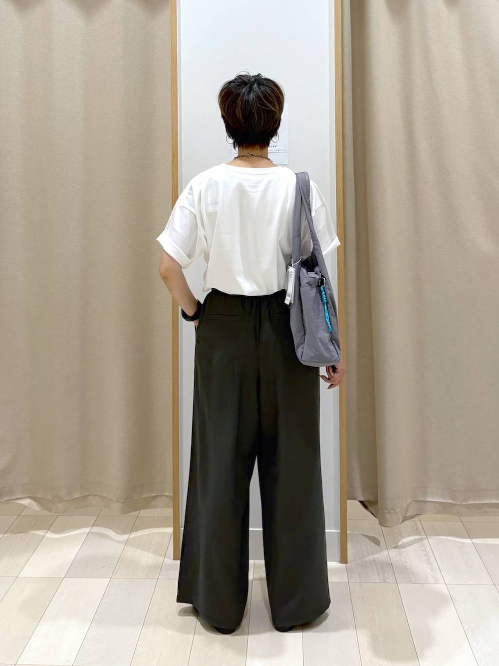 「カジュアル、ベーシック/シンプル、ママコーデ、体型カバー、ラフ、ゆったり、GLOBAL WORK、パンツ、モノトーン、トートバッグ、ワイドパンツ、Tシャツ、パンプス」｜「GLOBAL WORKのリッチクリーンプリントT半袖/147640（Tシャツ/カットソー、ホワイト系）」を使った、mahimahi0220さん（レディース・159cm）の夏コーディネートの3枚目の写真