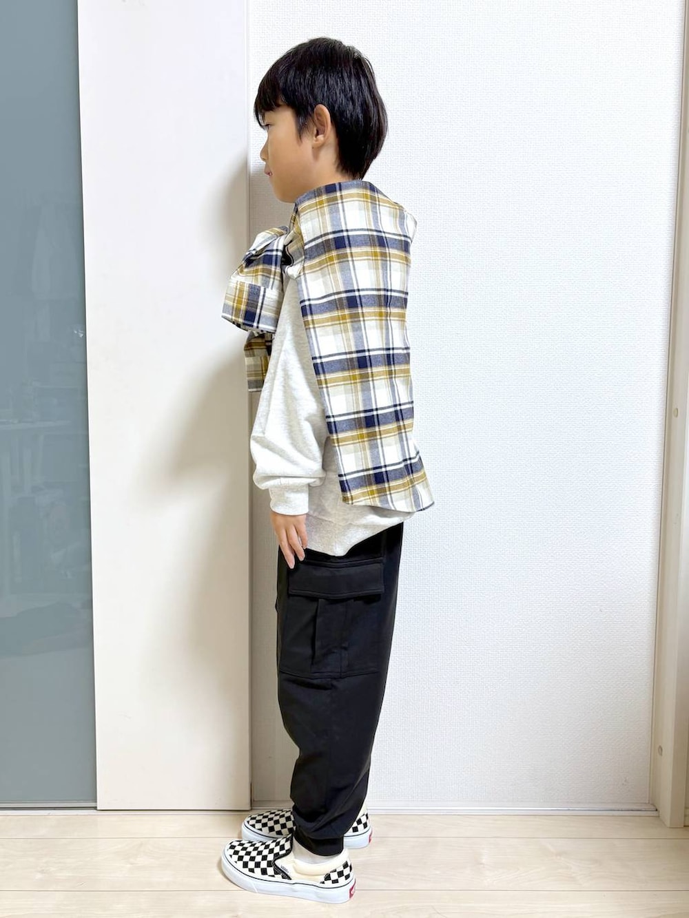 ベージュ系のシャツ/ブラウス、グレー系のスウェットを着用したキッズの秋コーディネートの5枚目の写真
