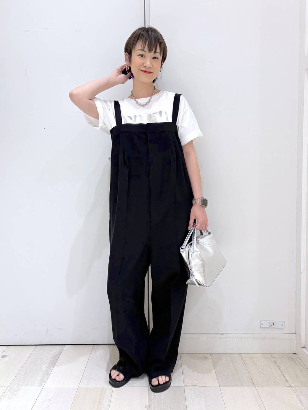 「GLOBAL WORK、パンツ、着痩せ・細見え、カジュアル、ママコーデ、体型カバー、ラフ、ゆったり、サロペット、Tシャツ、モノトーン、サンダル、ショルダーバッグ、接触冷感」｜「GLOBAL WORKのスペ軽お財布ショルダー/132336（ショルダーバッグ、シルバー系）」を使った、mahimahi0220さん（レディース・159cm）の春コーディネートの2枚目の写真