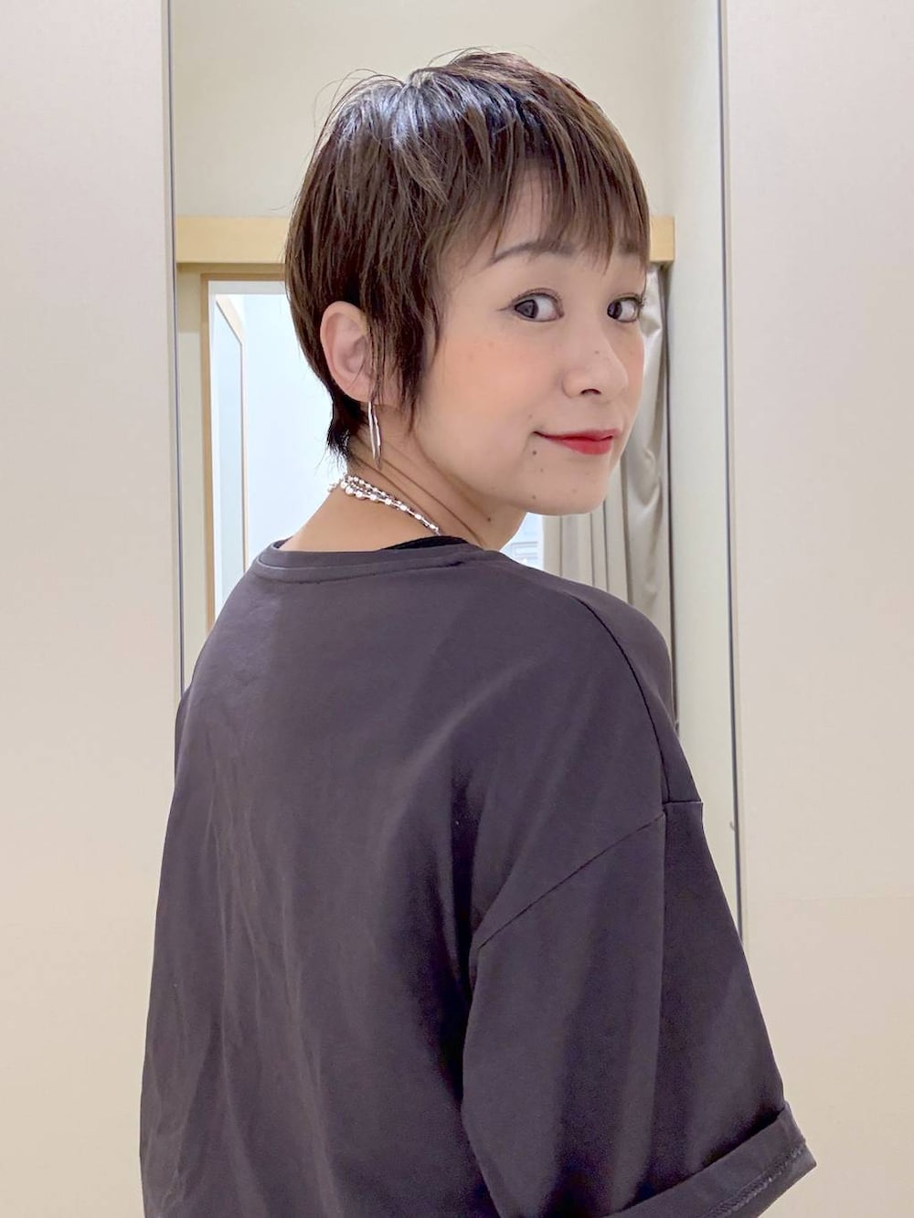 「ゆったり、カジュアル、差し色コーデ、ママコーデ、体型カバー、ラフ、GLOBAL WORK、パンツ、着痩せ・細見え、Tシャツ、デニムパンツ、接触冷感、吸水速乾」|「GLOBAL WORKのGOODデニムバギーパンツ/118365(デニムパンツ、ブルー系)」を使った、mahimahi0220さん(レディース・159cm)の夏コーディネートの3枚目の写真
