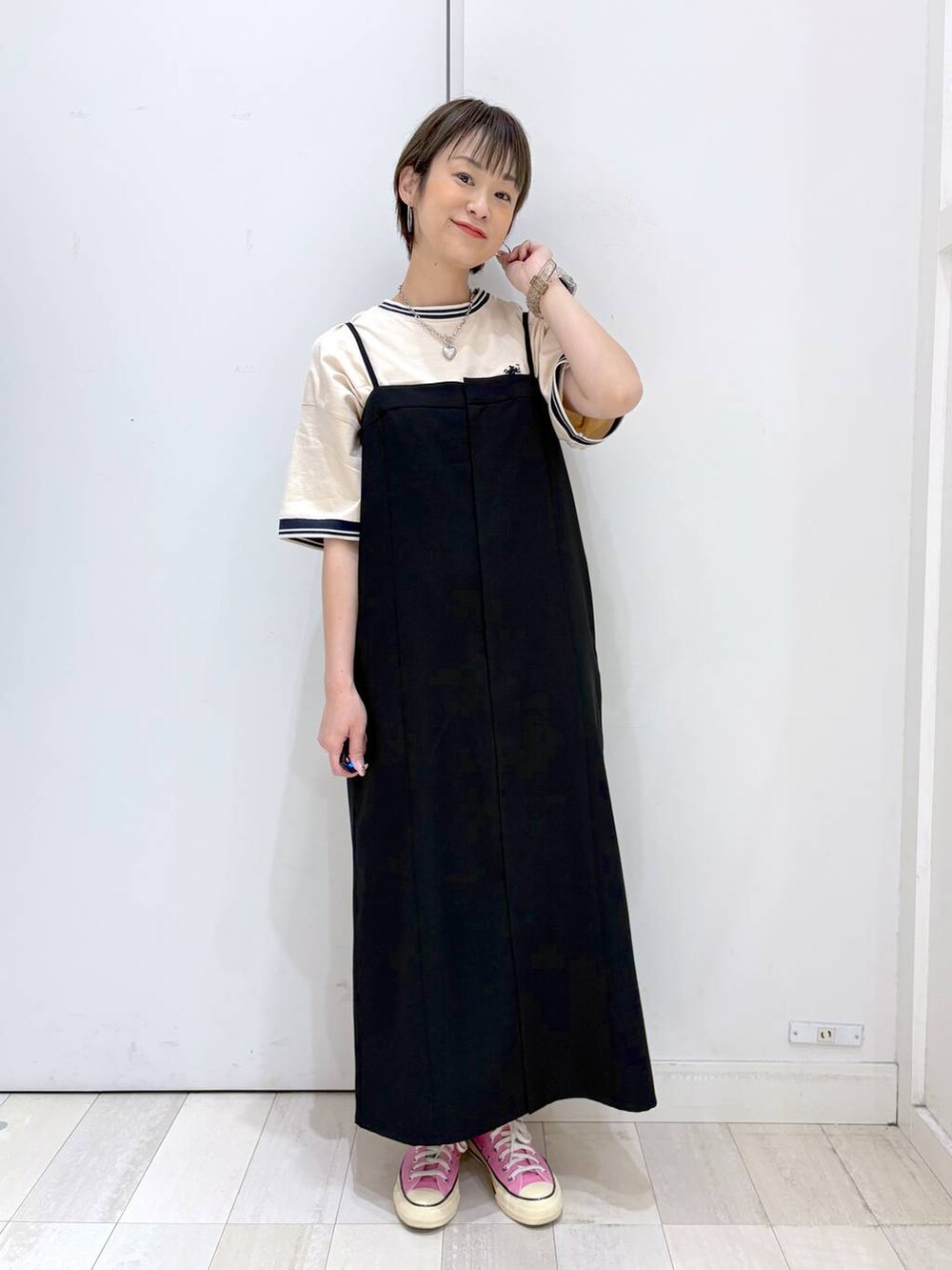 「GLOBAL WORK、夏コーデ、ママコーデ、体型カバー、ラフ、ゆったり、キッズ、キッズ服、キャミワンピース、ワンピース、Tシャツ、セールコーデ、カジュアル、着痩せ・細見え」｜「GLOBAL WORKの選べるシルエットキャミワンピース/253504（ワンピース、ブラック系）」を使った、mahimahi0220さん（レディース・159cm）の春コーディネートの4枚目の写真