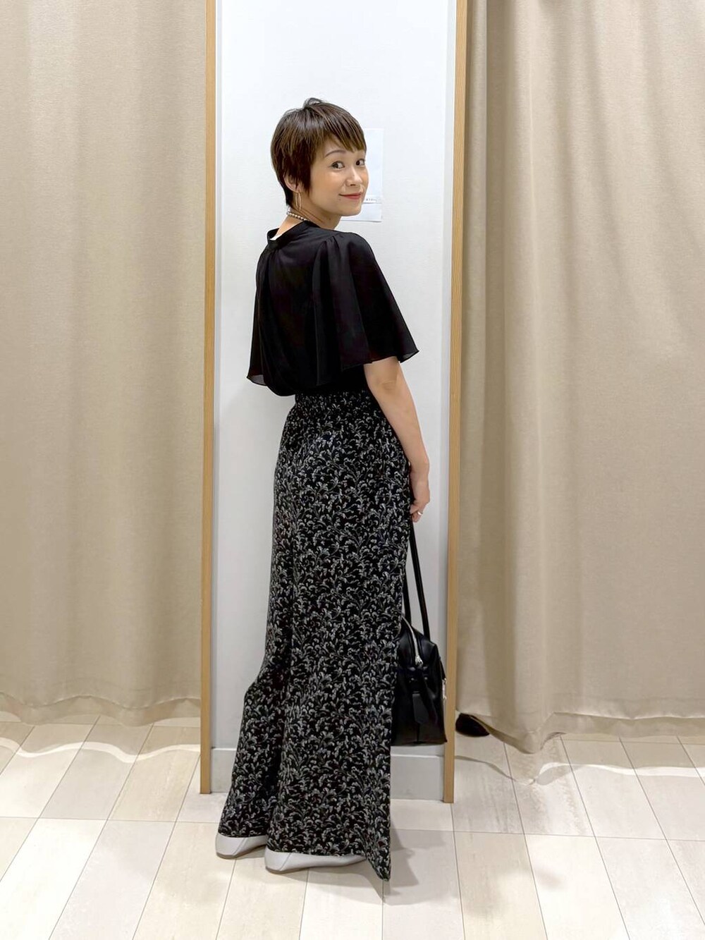 「カジュアル、オーバーサイズ、ママコーデ、体型カバー、ラフ、ゆったり、GLOBAL WORK、パンツ、着痩せ・細見え、ワントーン、ブラックコーデ、ブラウス、ワイドパンツ、ウエストゴム、バッグ」｜「GLOBAL WORKのらくっション踏めるバブーシュ/136007（その他シューズ、シルバー系）」を使った、mahimahi0220さん（レディース・159cm）の夏コーディネートの2枚目の写真