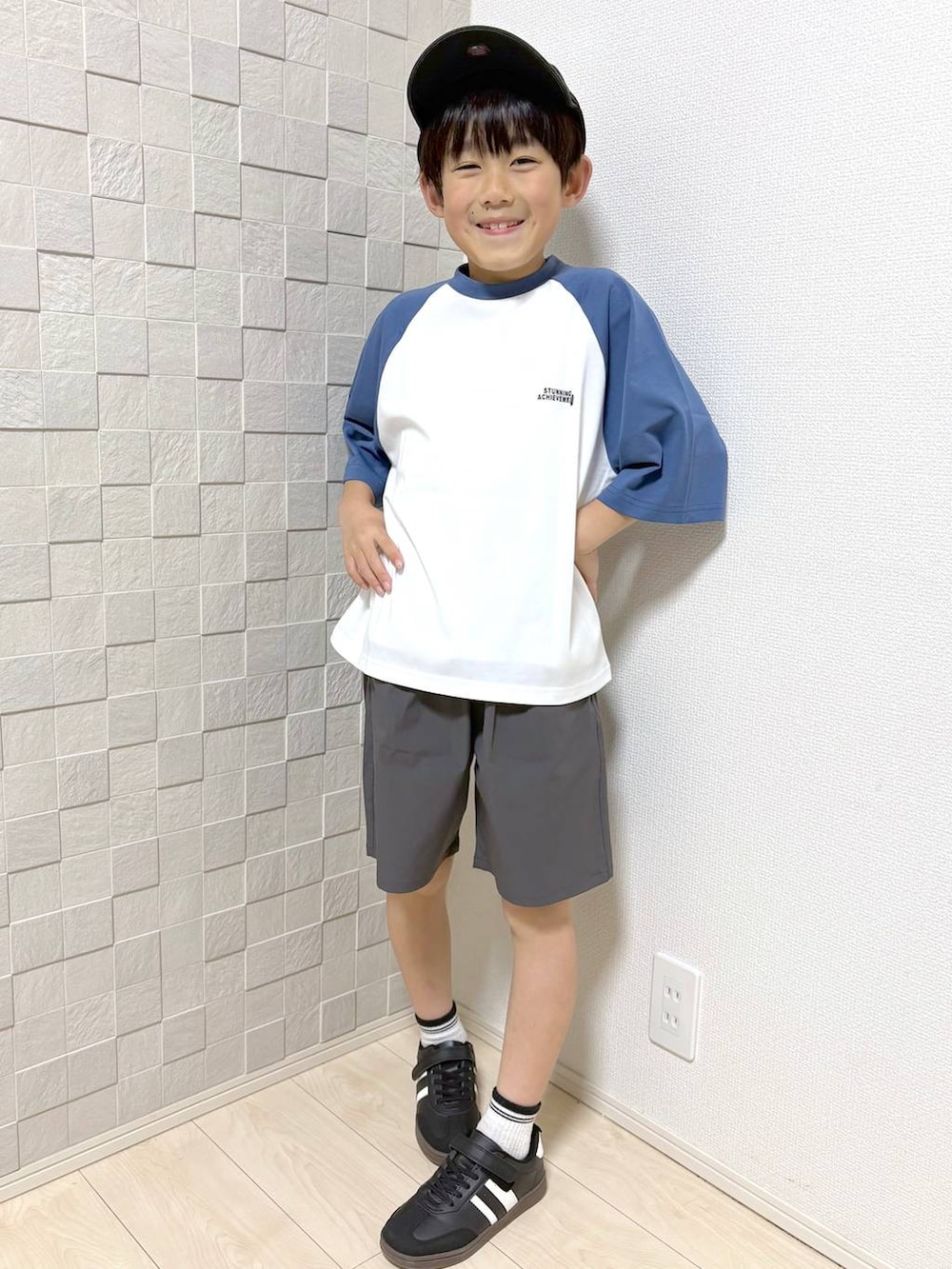 グレー系のその他パンツ、ホワイト系のTシャツ/カットソーを着用したキッズの春コーディネートの6枚目の写真