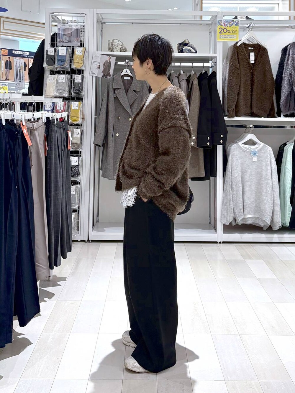 ブラック系のショルダーバッグ、ブラウン系のカーディガン/ボレロ、ホワイト系のTシャツ/カットソーを着用したレディースの秋コーディネートの5枚目の写真