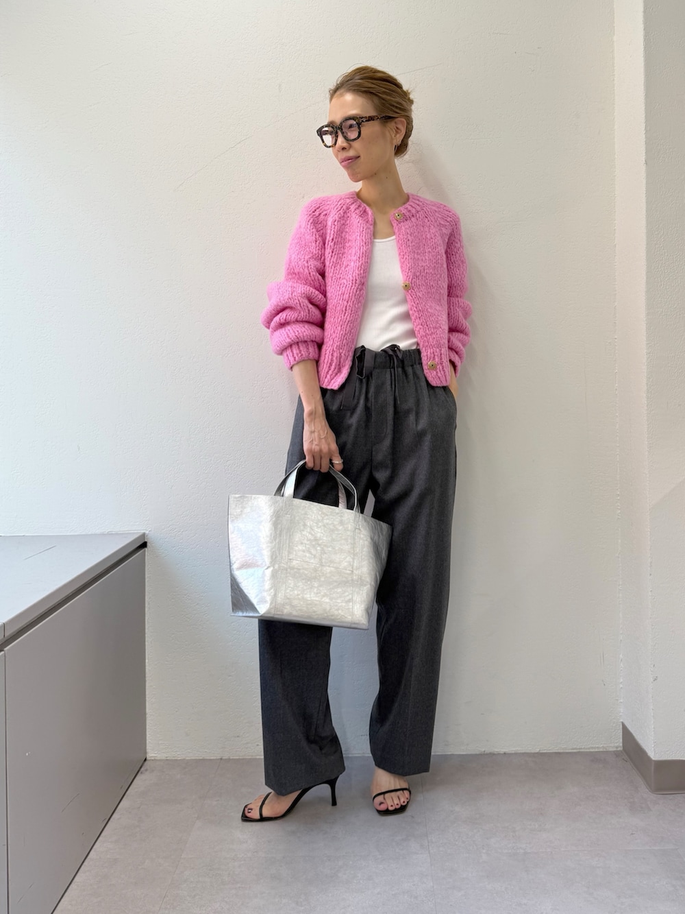 グレー系のその他パンツ、ピンク系のカーディガン/ボレロ、シルバー系のトートバッグを着用したレディースの秋コーディネートの2枚目の写真