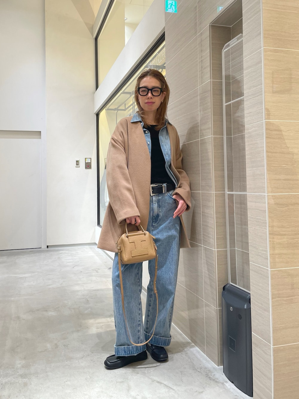 ブルー系のデニムパンツ、ブルー系のシャツ/ブラウス、イエロー系のノーカラーコートを着用したレディースの秋コーディネートの7枚目の写真