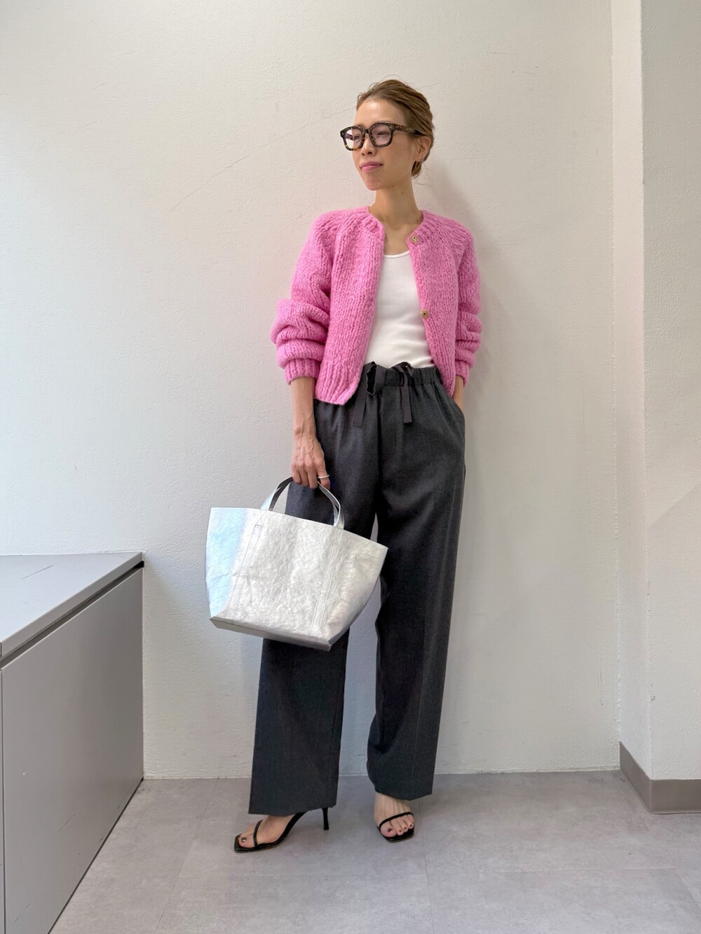 グレー系のその他パンツ、ピンク系のカーディガン/ボレロ、シルバー系のトートバッグを着用したレディースの秋コーディネートの5枚目の写真