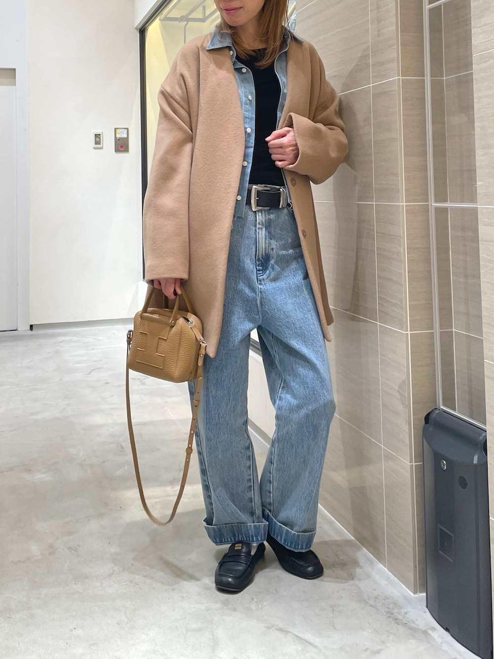 ブルー系のデニムパンツ、ブルー系のシャツ/ブラウス、イエロー系のノーカラーコートを着用したレディースの秋コーディネートの6枚目の写真