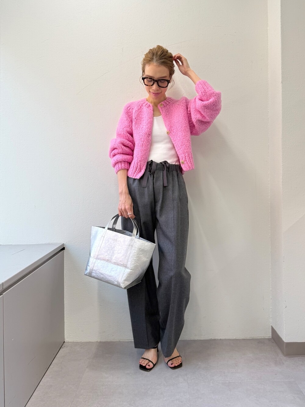 グレー系のその他パンツ、ピンク系のカーディガン/ボレロ、シルバー系のトートバッグを着用したレディースの秋コーディネートの8枚目の写真