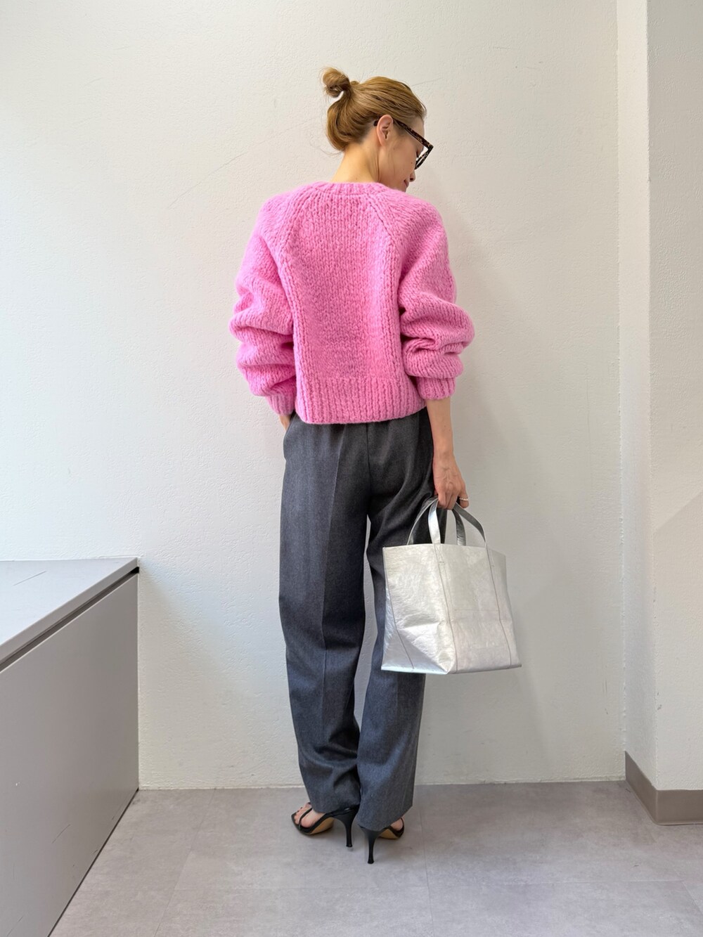 グレー系のその他パンツ、ピンク系のカーディガン/ボレロ、シルバー系のトートバッグを着用したレディースの秋コーディネートの3枚目の写真
