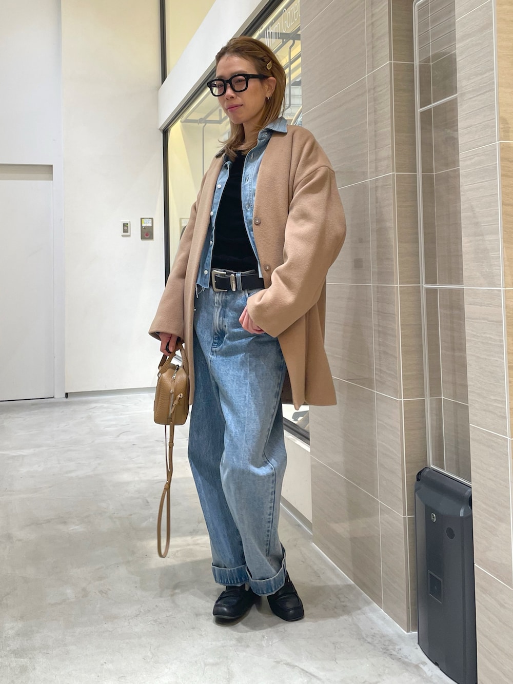 ブルー系のデニムパンツ、ブルー系のシャツ/ブラウス、イエロー系のノーカラーコートを着用したレディースの秋コーディネートの2枚目の写真