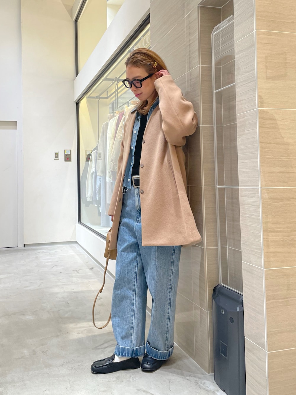 ブルー系のデニムパンツ、ブルー系のシャツ/ブラウス、イエロー系のノーカラーコートを着用したレディースの秋コーディネートの5枚目の写真