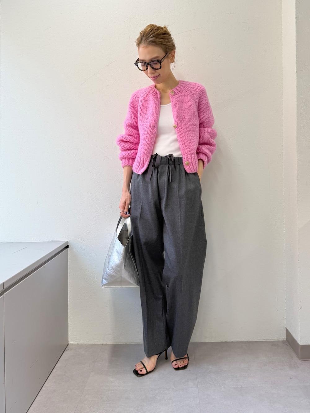 グレー系のその他パンツ、ピンク系のカーディガン/ボレロ、シルバー系のトートバッグを着用したレディースの秋コーディネートの4枚目の写真