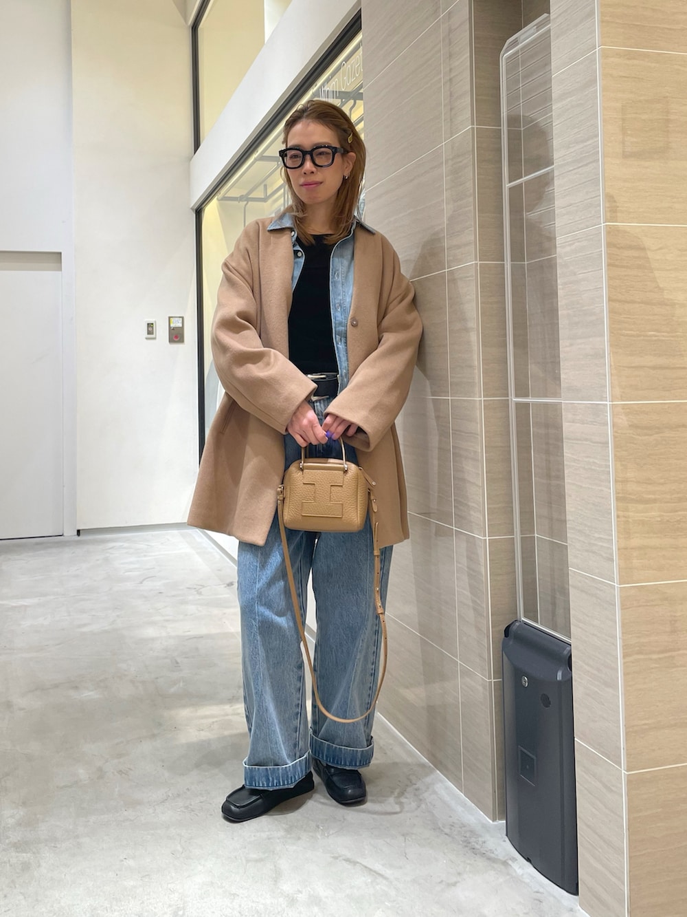 ブルー系のデニムパンツ、ブルー系のシャツ/ブラウス、イエロー系のノーカラーコートを着用したレディースの秋コーディネートの3枚目の写真