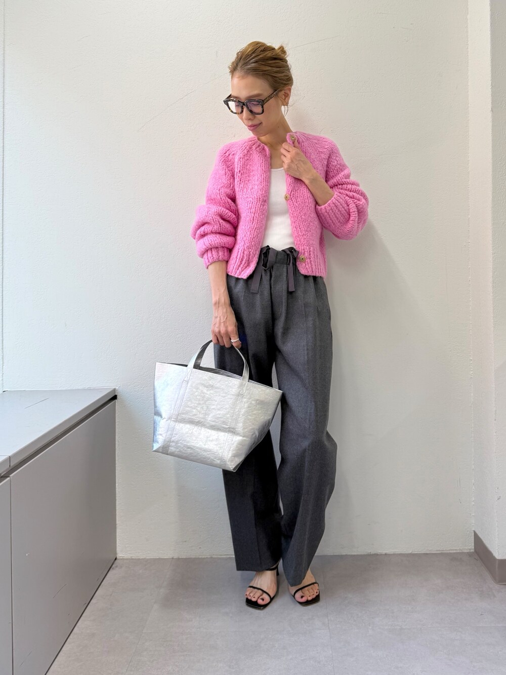 グレー系のその他パンツ、ピンク系のカーディガン/ボレロ、シルバー系のトートバッグを着用したレディースの秋コーディネートの7枚目の写真