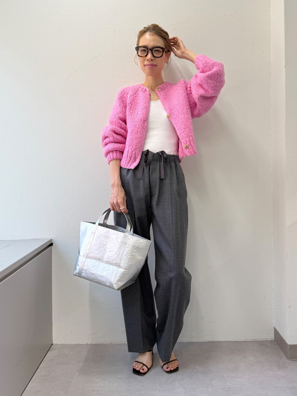 グレー系のその他パンツ、ピンク系のカーディガン/ボレロ、シルバー系のトートバッグを着用したレディースの秋コーディネートの9枚目の写真