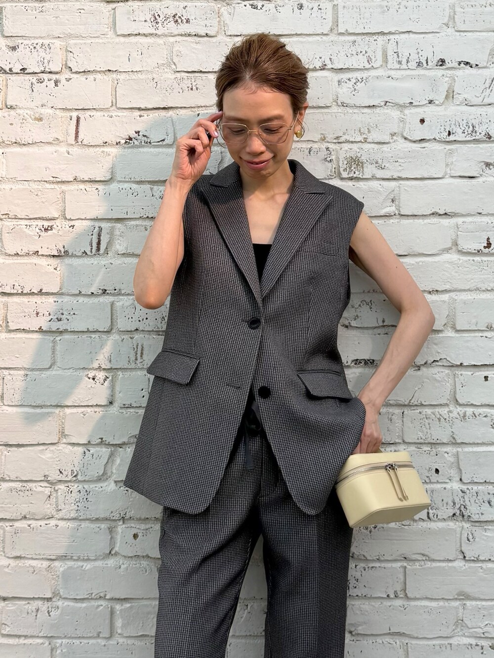 ブラウン系のサンダル、グレー系のその他パンツ、グレー系のベストを着用したレディースの夏コーディネートの5枚目の写真