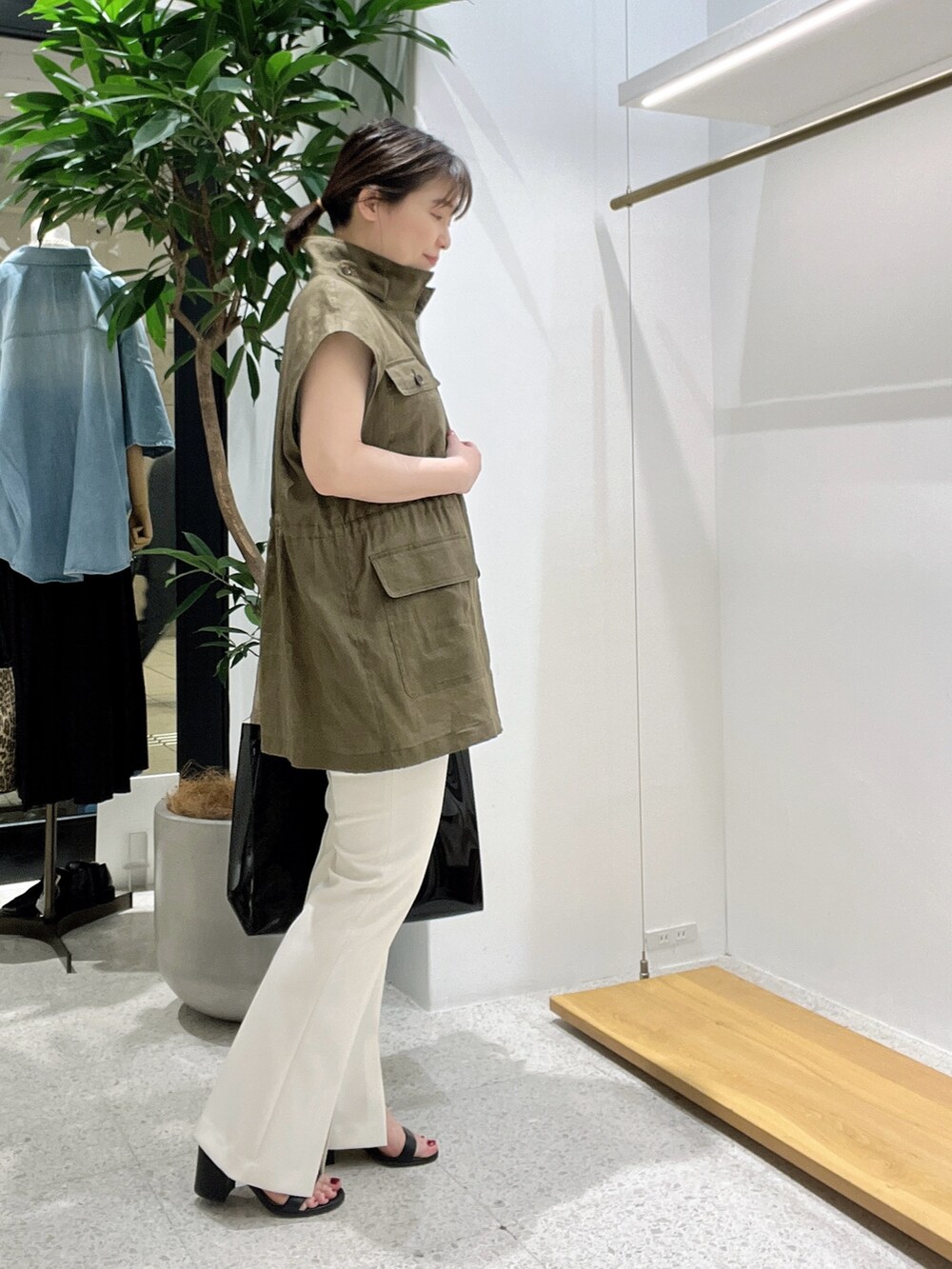 「おでかけコーデ、大人カジュアルコーデ、今日のコーデ、はるコーデ、低身長女子、40代ファッション、ジレスタイル、ジレコーデ、パンツコーデ、パンツスタイル、40代、40代コーデ」｜「Drawing Numbersのコンチネンタルリネンベスト（ジャケット/アウター、グリーン系）」を使った、whimkumagaiさん（レディース・153cm）の春コーディネートの4枚目の写真