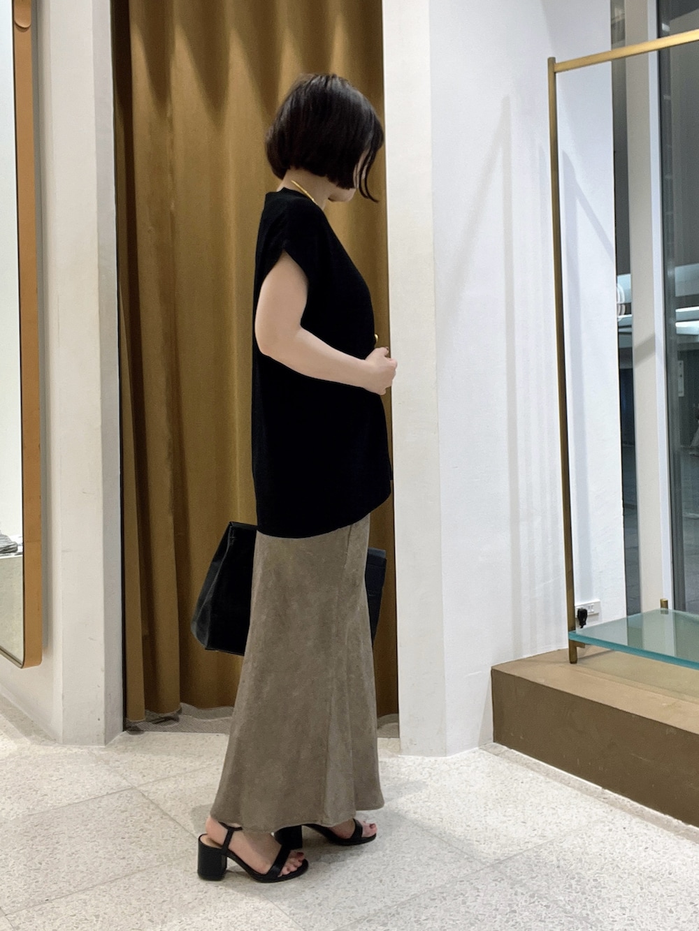 「休日スタイル、夏ファッション、大人カジュアルコーデ、おでかけ服、オトナカワイイ、キレイめコーデ、黒、低身長コーデ、低身長、スカート、スカートスタイル、ニットベスト、ニット」｜「Drawing Numbersの片畦ニットベスト（ニット/セーター、ブラック系）」を使った、whimkumagaiさん（レディース・153cm）の夏コーディネートの3枚目の写真