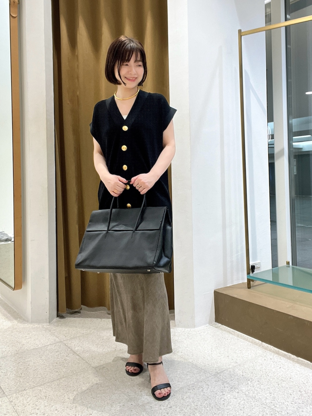 「休日スタイル、夏ファッション、大人カジュアルコーデ、おでかけ服、オトナカワイイ、キレイめコーデ、黒、低身長コーデ、低身長、スカート、スカートスタイル、ニットベスト、ニット」｜「Drawing Numbersの片畦ニットベスト（ニット/セーター、ブラック系）」を使った、whimkumagaiさん（レディース・153cm）の夏コーディネートの4枚目の写真