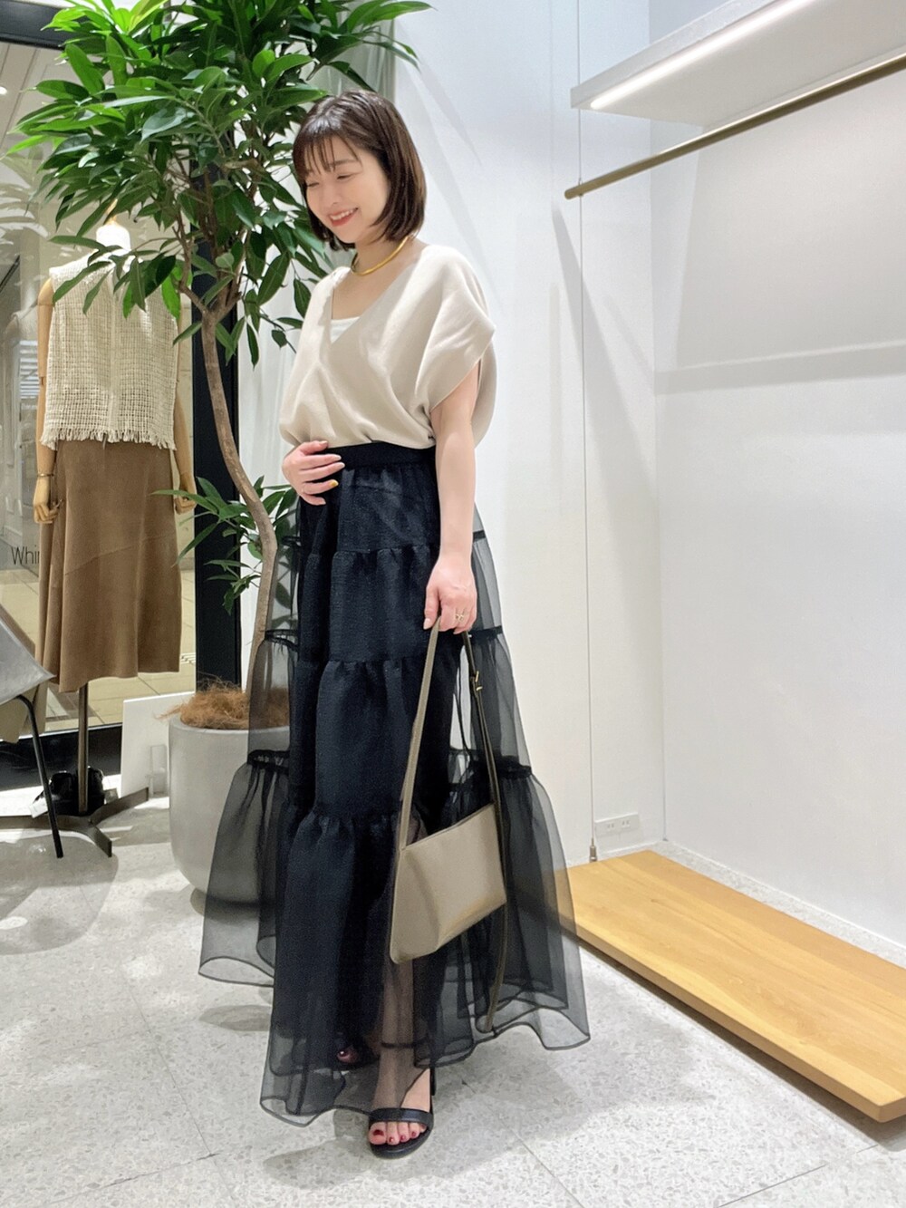 「春色、春めき満開コーデ、春コーデ、お出かけコーデ、大人かわいい、キレイめカジュアル、ロングスカート、スカートスタイル、春ニット、春色コーデ、ベージュ」｜「Whim Gazetteの【Hoaw.】チョーカー（チョーカー、ゴールド系）」を使った、whimkumagaiさん（レディース・153cm）の春コーディネートの2枚目の写真