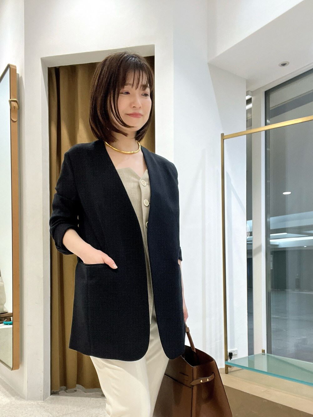 「ジャケット、春色、シンプルスタイル、大人コーデ、大人女子、パンツコーデ、ビスチェ、ビスチェコーデ」｜「Whim Gazetteのフロントスリットパンツ（スラックス、ホワイト系）」を使った、whimkumagaiさん（レディース・153cm）の春コーディネートの4枚目の写真