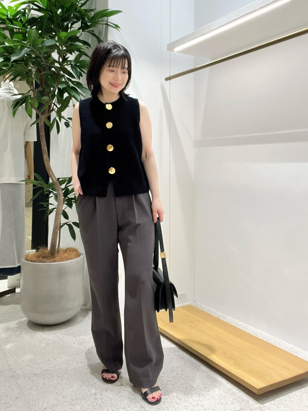 「お出かけコーデ、キレイめカジュアル、低身長女子、大人女子、ママファッション、レディースファッション、40代ファッション、ベスト、ニットベスト、きれいめカジュアル、キレイめ」｜「Drawing Numbersの【インフルエンサーコラボ】ビッグボタンベスト（ニット/セーター、ブラック系）」を使った、whimkumagaiさん（レディース・153cm）の春コーディネートの2枚目の写真