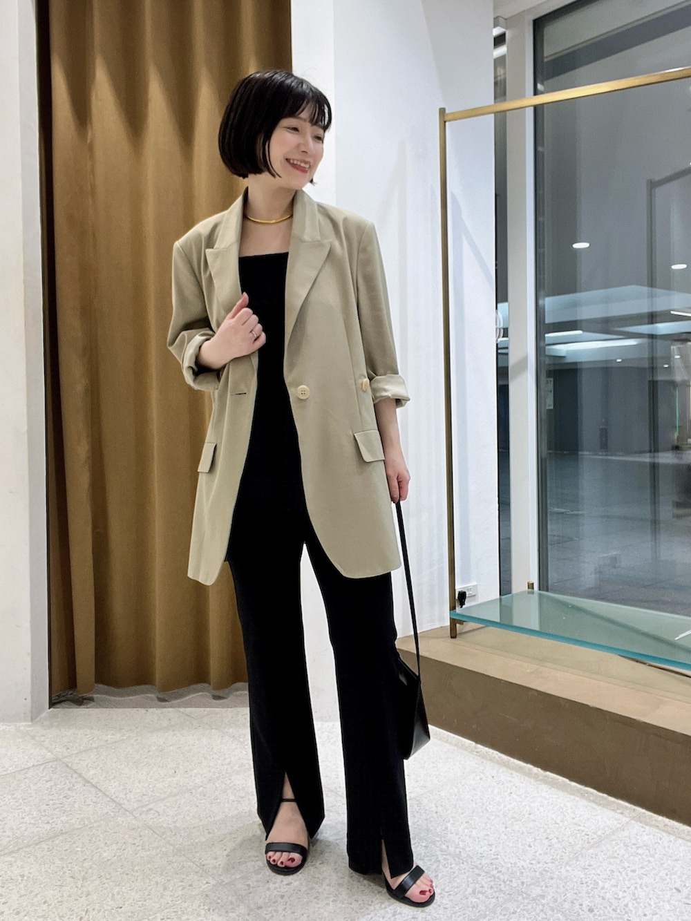「大人女子、大人コーデ、大人カジュアルコーデ、キレイめコーデ、ビッグシルエット、ジャケットコーデ、通勤コーデ、オトナカジュアル、おとなコーデ、きれいめカジュアル」｜「Whim Gazetteの【GEMINI】ベアトップ（ニット/セーター、ブラック系）」を使った、whimkumagaiさん（レディース・153cm）の夏コーディネートの3枚目の写真