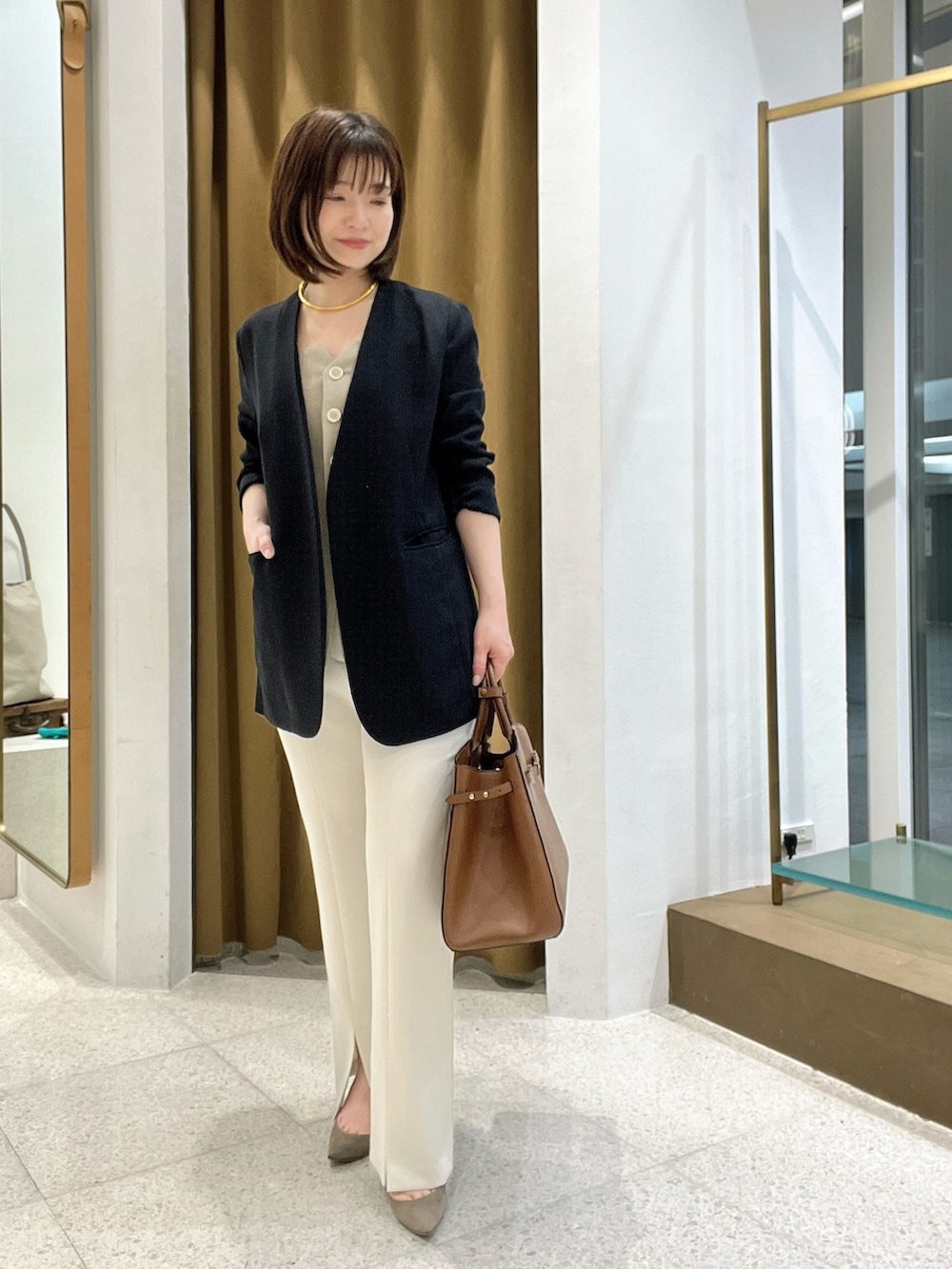 「ジャケット、春色、シンプルスタイル、大人コーデ、大人女子、パンツコーデ、ビスチェ、ビスチェコーデ」｜「Whim Gazetteのフロントスリットパンツ（スラックス、ホワイト系）」を使った、whimkumagaiさん（レディース・153cm）の春コーディネートの2枚目の写真