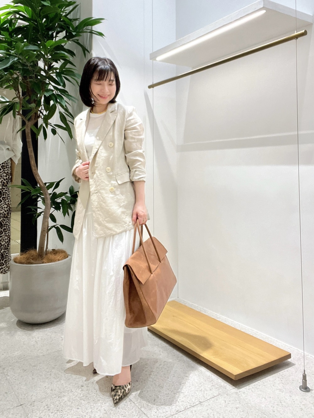 「大人カジュアル、おでかけコーデ、オトナ女子、休日スタイル、初夏コーデ、大人ファッション、ベージュ、春ファッション、アラフィフ、シアー、ママファッション」｜「Whim Gazetteの【La nature linge】シアーチュールプルオーバー（Tシャツ/カットソー、ホワイト系）」を使った、whimkumagaiさん（レディース・153cm）の春コーディネートの2枚目の写真