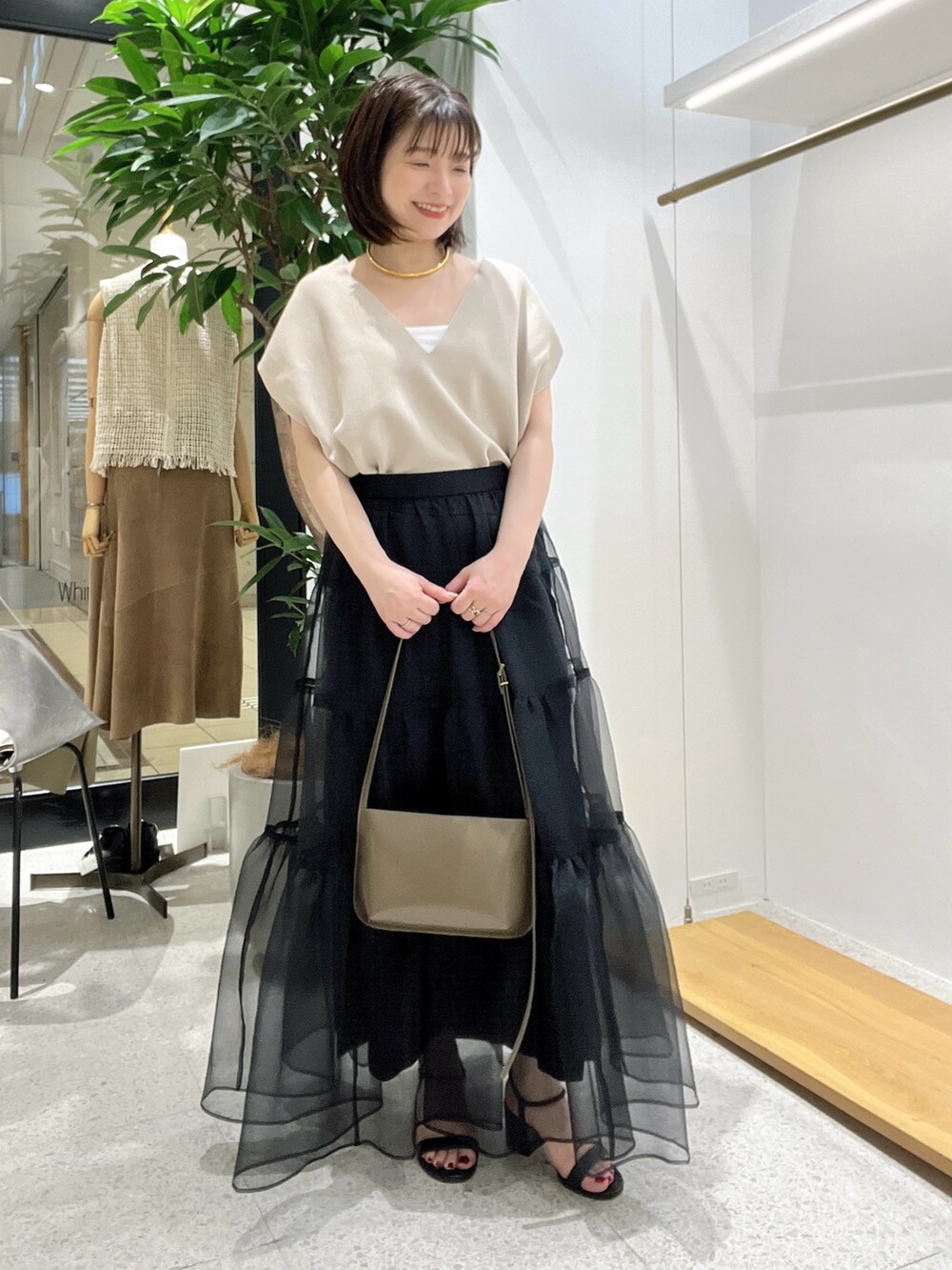「春色、春めき満開コーデ、春コーデ、お出かけコーデ、大人かわいい、キレイめカジュアル、ロングスカート、スカートスタイル、春ニット、春色コーデ、ベージュ」｜「Whim Gazetteの【Hoaw.】チョーカー（チョーカー、ゴールド系）」を使った、whimkumagaiさん（レディース・153cm）の春コーディネートの5枚目の写真