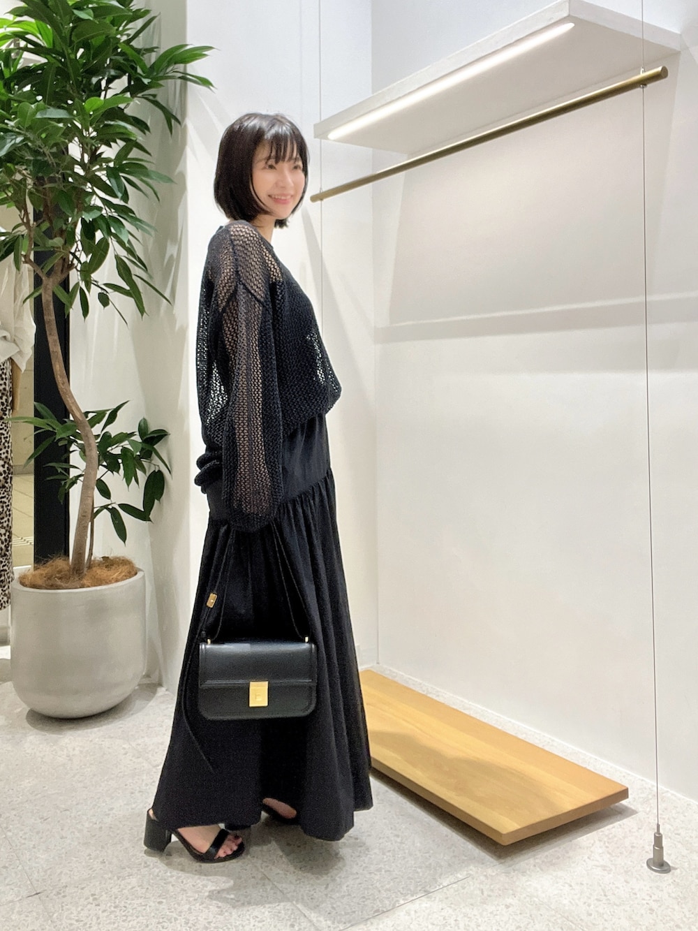 「大人カジュアル、おでかけコーデ、初夏コーデ、オトナ女子、休日スタイル、ゆるコーデ、ワントーンコーデ、大人ファッション、ママファッション、アラフィフ、低身長コーデ、ブラック、ブラックコーデ、メッシュ、40代ファッション」｜「Drawing Numbersのワシメッシュリラックスニット（ニット/セーター、ブラック系）」を使った、whimkumagaiさん（レディース・153cm）の春コーディネートの5枚目の写真
