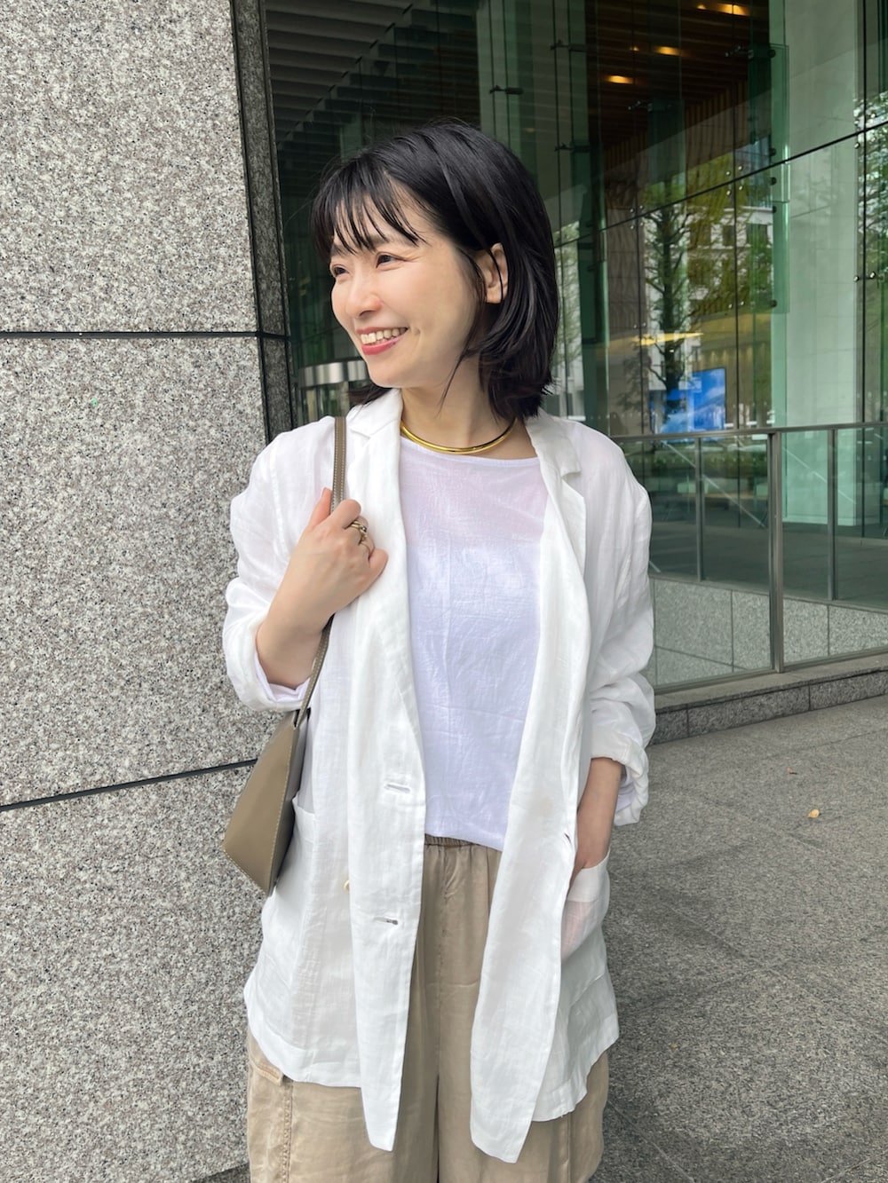「大人カジュアル、お出かけコーデ、春ファッション、春服、キレイめカジュアル、低身長女子、大人女子、ママファッション、カーゴパンツ、カーゴパンツコーデ、ジャケット、ジャケットスタイル」｜「Whim Gazetteの【Hoaw.】チョーカー（チョーカー、ゴールド系）」を使った、whimkumagaiさん（レディース・153cm）の春コーディネートの5枚目の写真