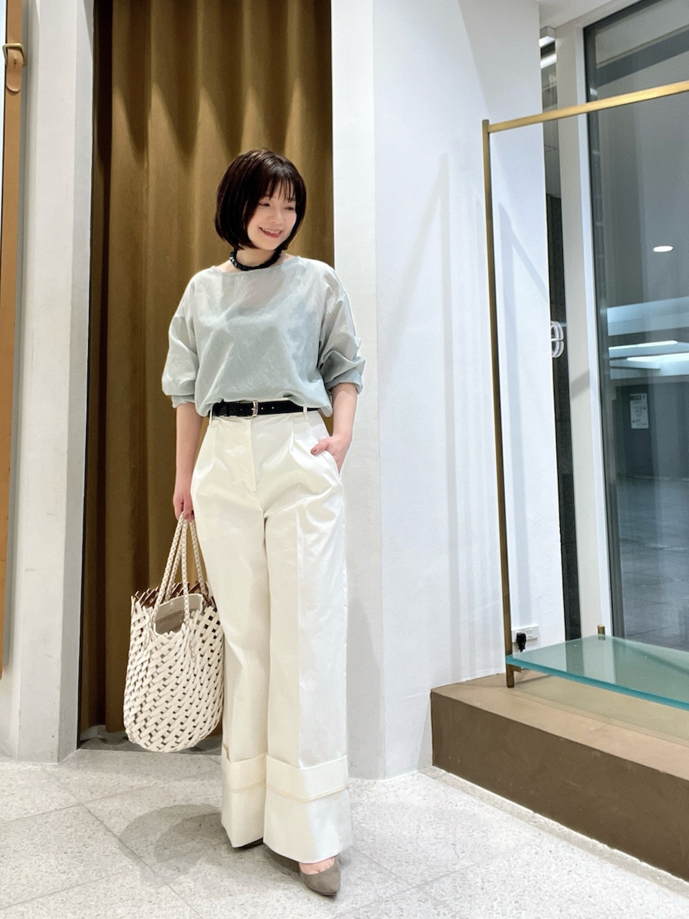 「ブラウス、春、オトナカジュアル、休日スタイル、大人コーデ」｜「Whim Gazetteの【THE PAUSE】ロールアップチノパンツ（チノパンツ、ホワイト系）」を使った、whimkumagaiさん（レディース・153cm）の春コーディネートの5枚目の写真