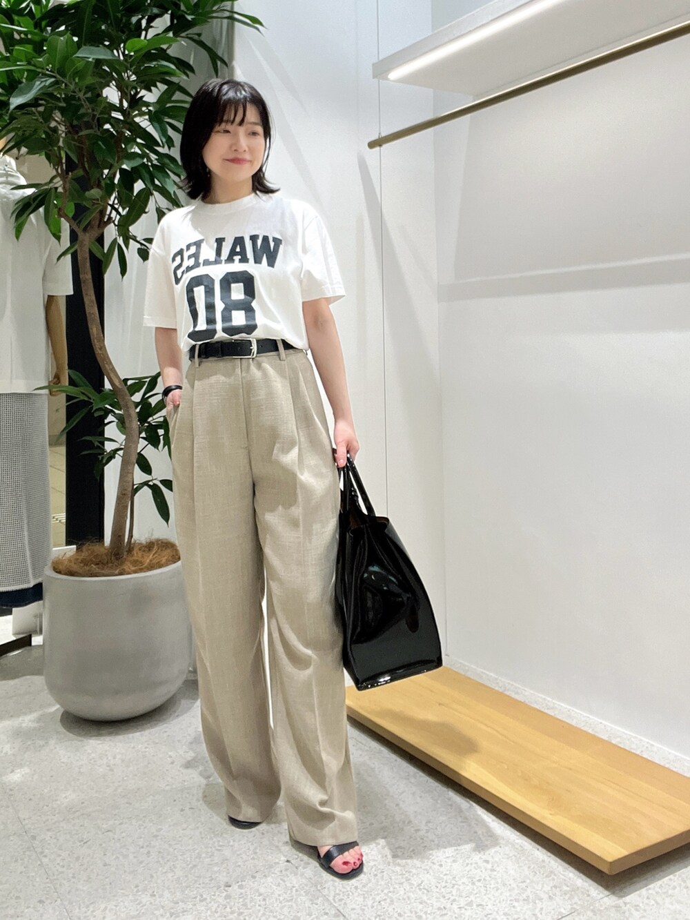 「大人カジュアル、お出かけコーデ、低身長女子、キレイめカジュアル、大人女子、レディースファッション、ママファッション、きれいめカジュアル、ロゴT、カジュアルコーデ、カジュアル、オトナカジュアル、オトナ女子」｜「Whim GazetteのナンバーTシャツ（Tシャツ/カットソー、ホワイト系）」を使った、whimkumagaiさん（レディース・153cm）の春コーディネートの4枚目の写真