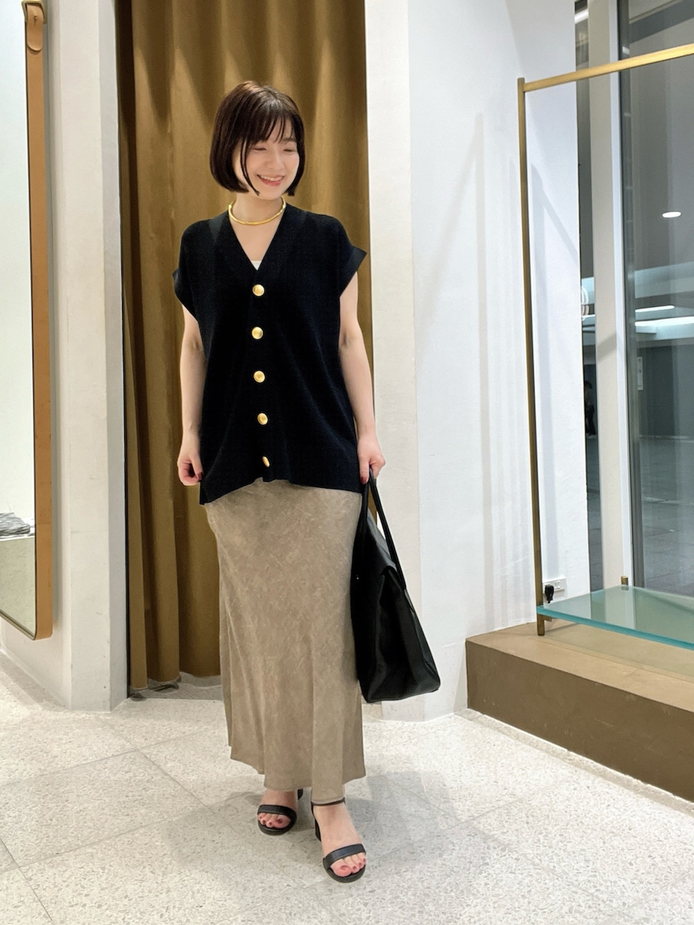 「休日スタイル、夏ファッション、大人カジュアルコーデ、おでかけ服、オトナカワイイ、キレイめコーデ、黒、低身長コーデ、低身長、スカート、スカートスタイル、ニットベスト、ニット」｜「Drawing Numbersの片畦ニットベスト（ニット/セーター、ブラック系）」を使った、whimkumagaiさん（レディース・153cm）の夏コーディネートの6枚目の写真