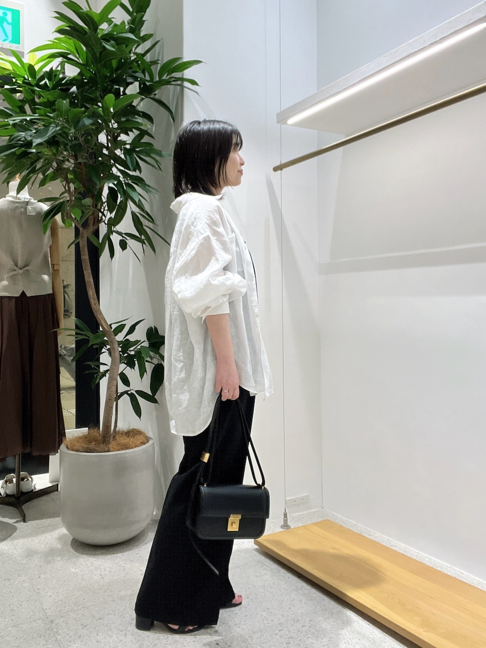 「大人カジュアル、キレイめカジュアル、楽チンコーデ、きれいめコーデ、春夏コーデ、夏ファッション、オトナ女子、キレイめコーデ、ブラック、大人コーデ、シャツコーデ、低身長コーデ」｜「Whim Gazetteの【Hoaw.】チョーカー（チョーカー、ゴールド系）」を使った、whimkumagaiさん（レディース・153cm）の春コーディネートの3枚目の写真