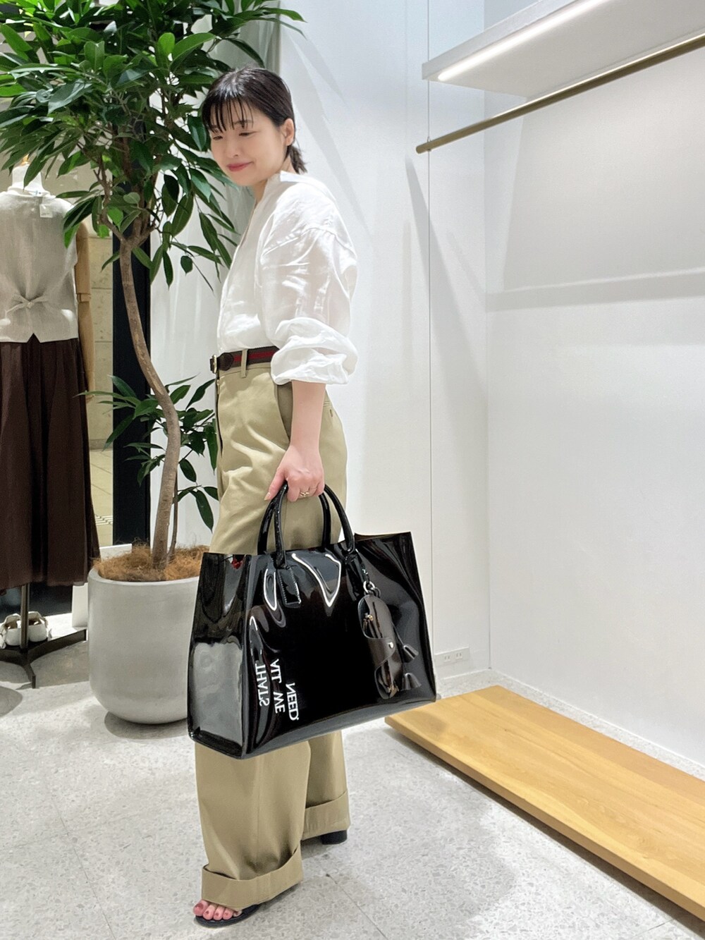 「大人カジュアル、キレイめカジュアル、きれいめコーデ、オトナ女子、キレイめコーデ、低身長女子、シャツスタイル、大人コーデ、シャツコーデ、お出かけコーデ、低身長コーデ、40代ファッション」｜「Whim Gazetteの【Hoaw.】チョーカー（チョーカー、ゴールド系）」を使った、whimkumagaiさん（レディース・153cm）の春コーディネートの2枚目の写真