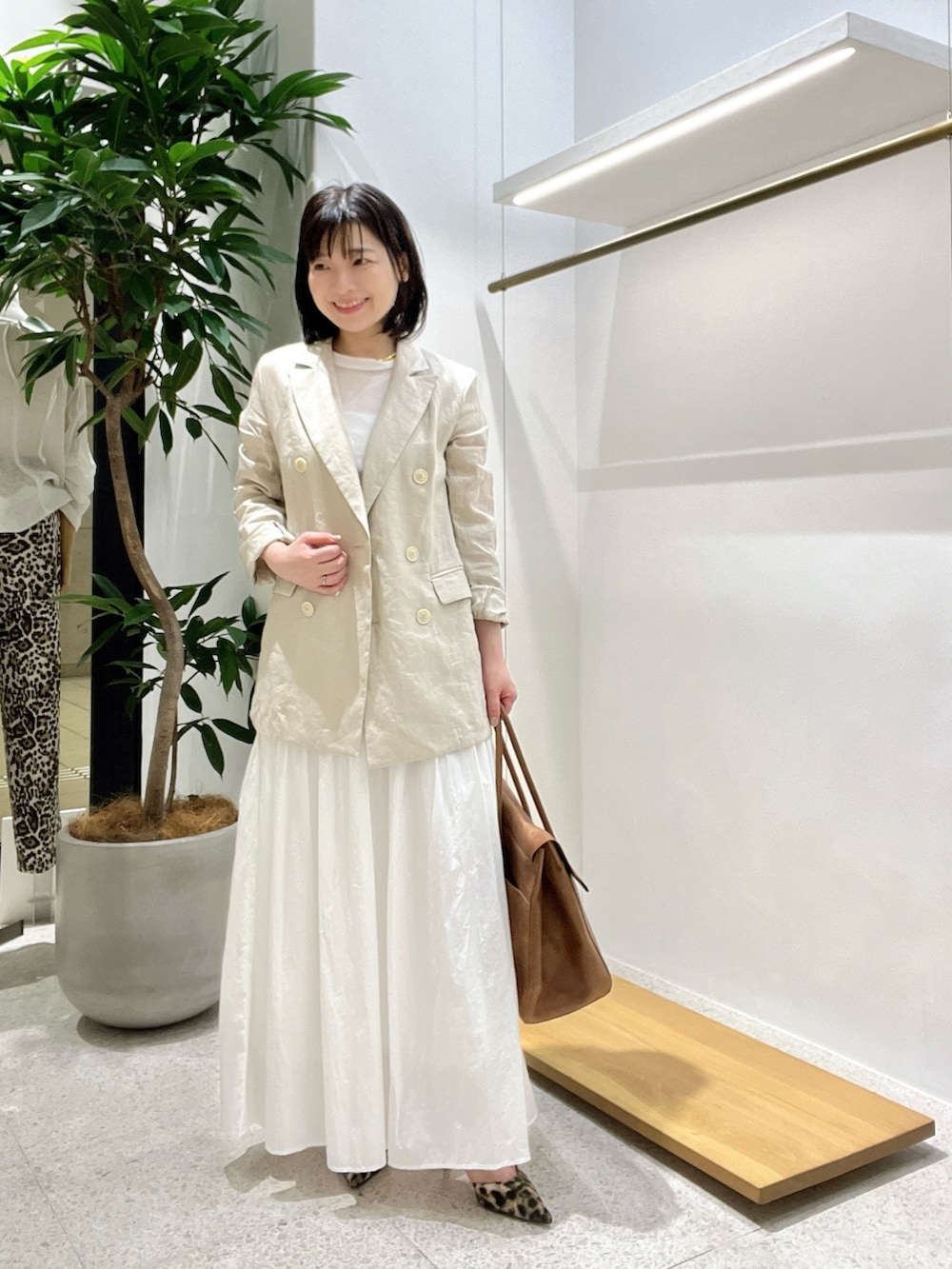 「大人カジュアル、おでかけコーデ、オトナ女子、休日スタイル、初夏コーデ、大人ファッション、ベージュ、春ファッション、アラフィフ、シアー、ママファッション」｜「Whim Gazetteの【La nature linge】シアーチュールプルオーバー（Tシャツ/カットソー、ホワイト系）」を使った、whimkumagaiさん（レディース・153cm）の春コーディネートの3枚目の写真