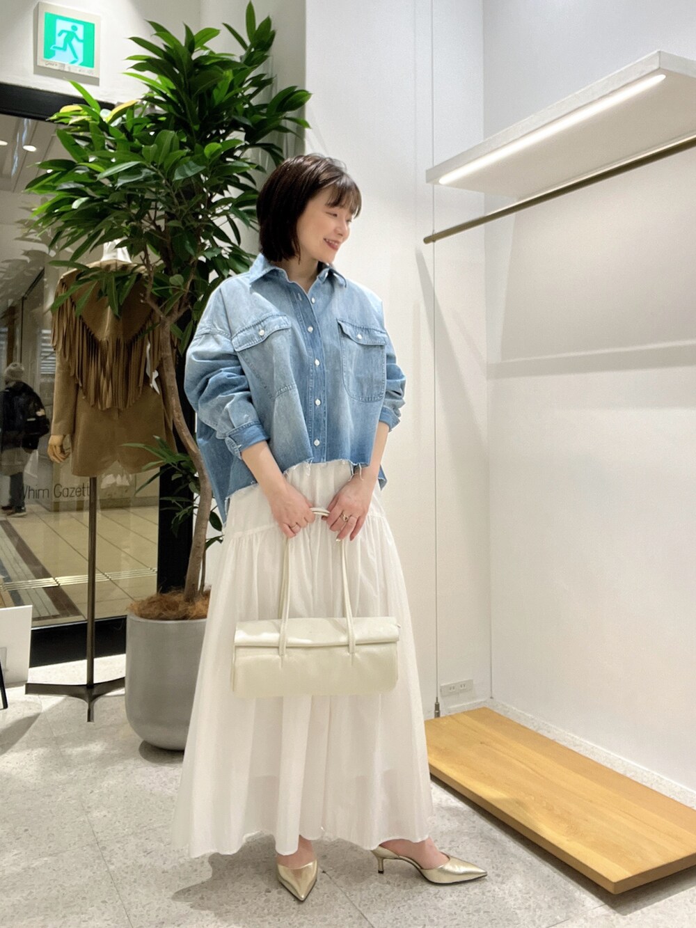「春コーデ、デニム、休日スタイル、春服、お出かけコーデ、春カラー、大人女子、きれいめカジュアル、低身長コーデ、低身長」｜「Whim Gazetteのデニムシャツ（シャツ/ブラウス、ブルー系）」を使った、whimkumagaiさん（レディース・153cm）の春コーディネートの2枚目の写真