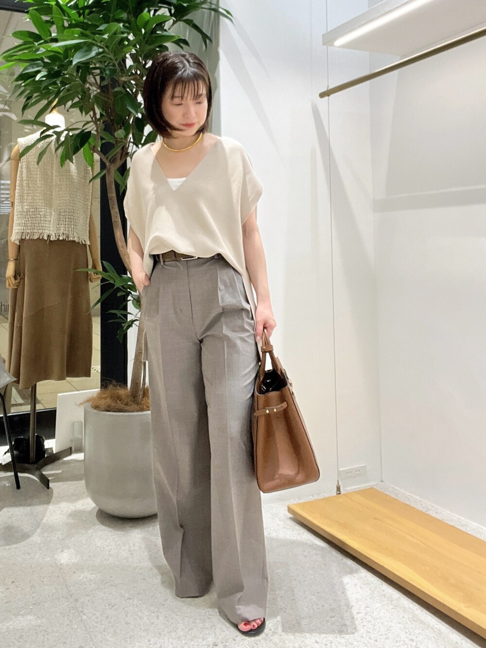 「春コーデ、春服、お出かけコーデ、パンツコーデ、スラックス、ベージュ」｜「Whim Gazetteの【Hoaw.】チョーカー（チョーカー、ゴールド系）」を使った、whimkumagaiさん（レディース・153cm）の春コーディネートの4枚目の写真