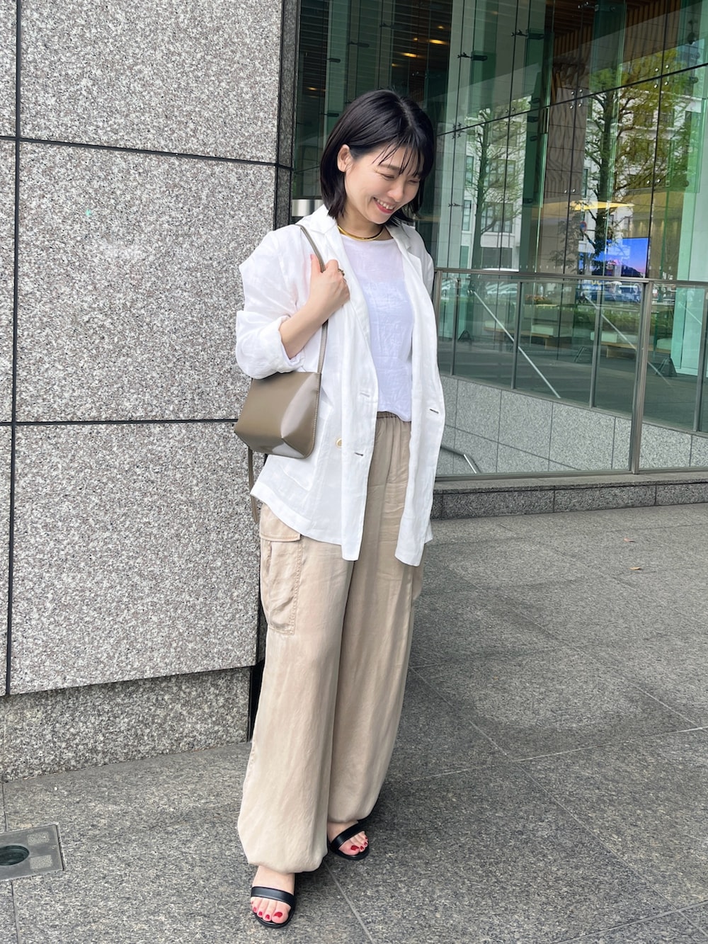 「大人カジュアル、お出かけコーデ、春ファッション、春服、キレイめカジュアル、低身長女子、大人女子、ママファッション、カーゴパンツ、カーゴパンツコーデ、ジャケット、ジャケットスタイル」｜「Whim Gazetteの【Hoaw.】チョーカー（チョーカー、ゴールド系）」を使った、whimkumagaiさん（レディース・153cm）の春コーディネートの2枚目の写真