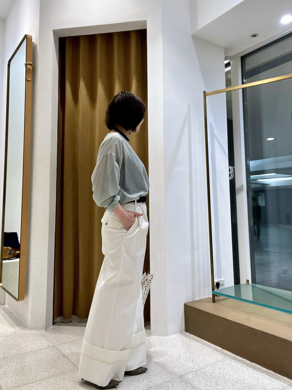 「ブラウス、春、オトナカジュアル、休日スタイル、大人コーデ」｜「Whim Gazetteの【THE PAUSE】ロールアップチノパンツ（チノパンツ、ホワイト系）」を使った、whimkumagaiさん（レディース・153cm）の春コーディネートの3枚目の写真