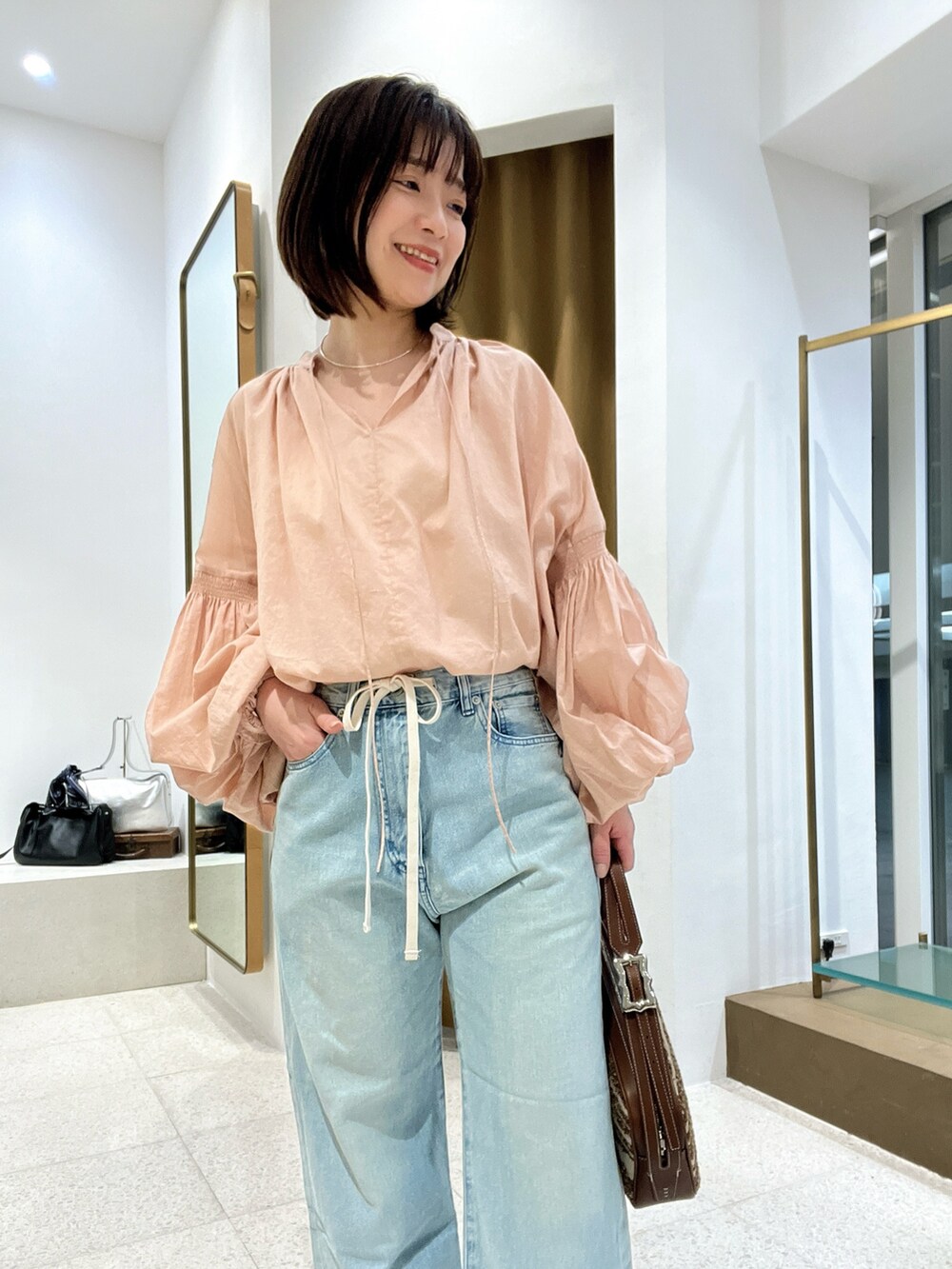 「春コーデ、春服コーデ、カジュアルコーデ、大人可愛い、大人コーデ、デニムコーデ、春、パンツコーデ、低身長女子、デニム、150cm台コーデ、40代ファッション」｜「Whim Gazetteのローンギャザーブラウス（シャツ/ブラウス、ピンク系）」を使った、whimkumagaiさん（レディース・153cm）の春コーディネートの4枚目の写真