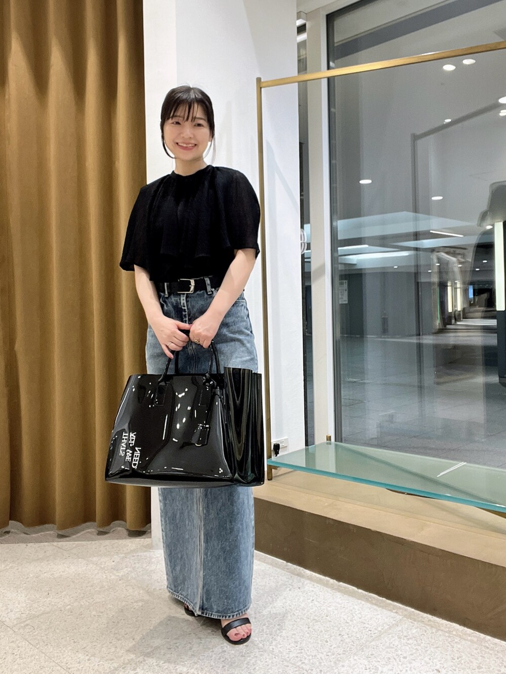 「シアートップス、夏服コーデ、大人コーデ、オトナ女子、キレイめカジュアル、低身長、低身長コーデ、デニム、デニムスカート、きれいめカジュアル、ブラウス」｜「Whim Gazetteのケープブラウス（シャツ/ブラウス、ブラック系）」を使った、whimkumagaiさん（レディース・153cm）の春コーディネートの3枚目の写真