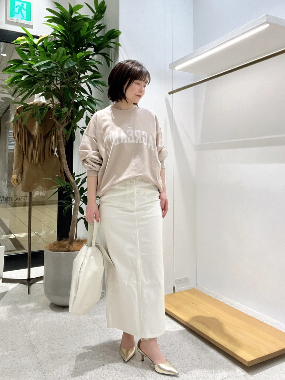 「春コーデ、デニム、休日スタイル、春服、お出かけコーデ、きれいめカジュアル、スカート、スカートコーデ、低身長コーデ、低身長」｜「Whim Gazetteのドロストデニムスカート（デニムスカート、ホワイト系）」を使った、whimkumagaiさん（レディース・153cm）の春コーディネートの4枚目の写真