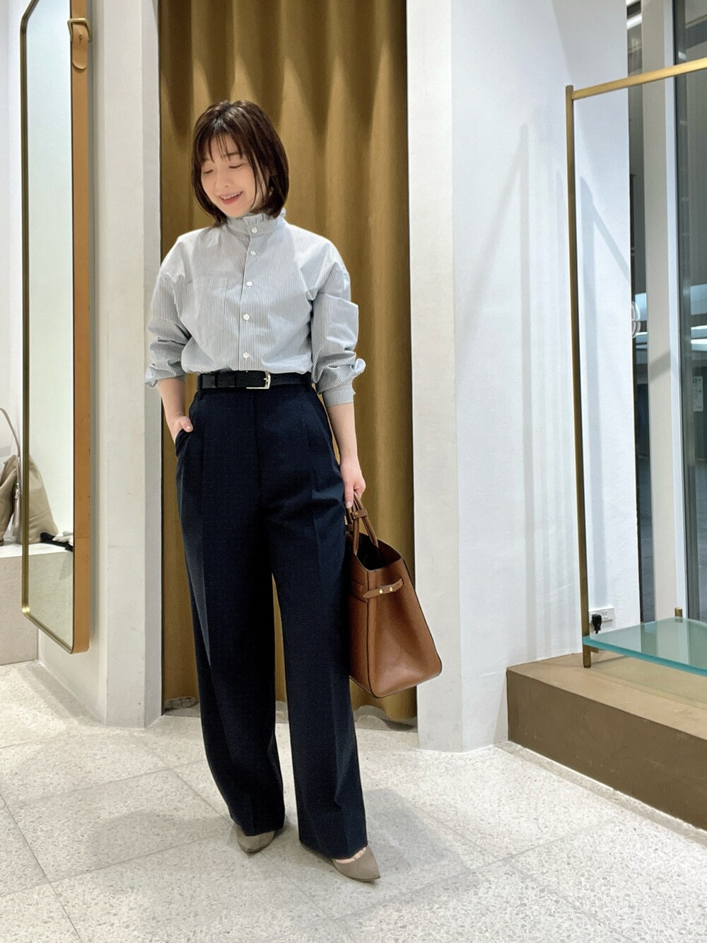 「おしごとスタイル、通勤コーデ、通勤スタイル、ブラウス、春、オトナカジュアル」｜「Whim Gazetteのネックギャザーシャツ（シャツ/ブラウス、ブルー系）」を使った、whimkumagaiさん（レディース・153cm）の春コーディネートの2枚目の写真