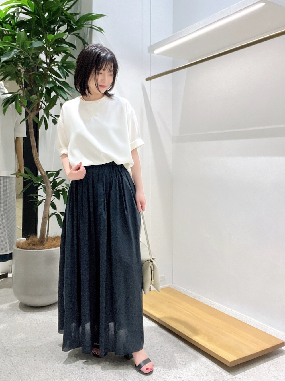 「大人カジュアル、お出かけコーデ、きれいめコーデ、シンプルスタイル、キレイめカジュアル、低身長女子、大人女子、ママファッション、キレイめコーデ、モノトーン、モノトーンコーデ、スカート、ギャザースカート、オトナカジュアル」｜「Whim Gazetteの【Hoaw.】チョーカー（チョーカー、ゴールド系）」を使った、whimkumagaiさん（レディース・153cm）の春コーディネートの2枚目の写真