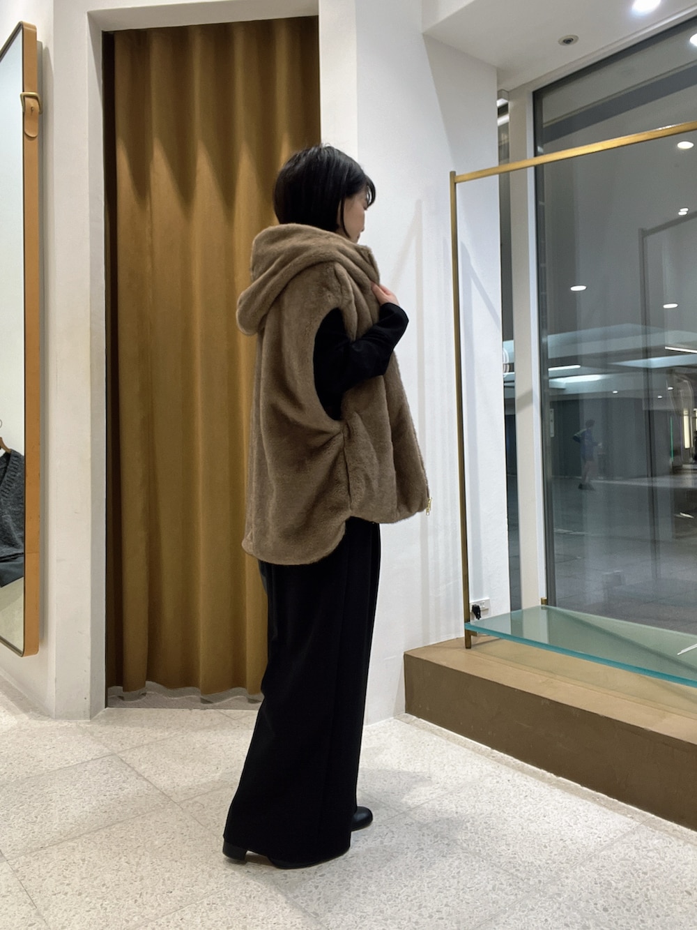 ブラウン系のその他アウター、ブラック系のつなぎ/オールインワン、ブラック系のトートバッグを着用したレディースの秋コーディネートの3枚目の写真