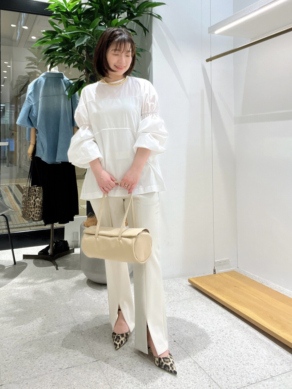 「春色、春めき満開コーデ、おでかけコーデ、大人カジュアルコーデ、低身長女子、大人かわいい、ホワイトコーデ、40代ファッション、パンツスタイル、パンツコーデ、ワントーンコーデ、ワントーン」｜「Drawing Numbersのパフロングスリーブラウンド切替ブラウス（トップス、ホワイト系）」を使った、whimkumagaiさん（レディース・153cm）の春コーディネートの5枚目の写真